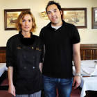 Nuria y Daniel en el comerdordel restauranteLa Poveda.