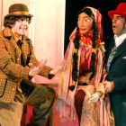Una escena de la obra, en la que utilizan marionetas.