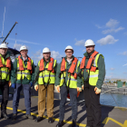 Ignacio Galán y trabajadores de East Anglia One en el puerto de Lowestoft. DL