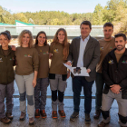 El presidente de la Junta con los trabajadores del centro. RAMIRO