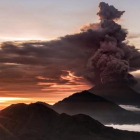 El Monte Agung en erupción.