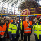 Pilar del Olmo y Herrera, ayer, con directivos de Kronospan, en la visita a la fábrica burgalesa.