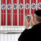 Un hombre fotografía unas banderolas con la cruz gamada nazi en Berlín, durante el rodaje de una película.
