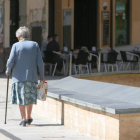 Imagen de una anciana en Ponferrada. ANA F. BARREDO