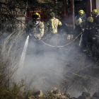 Bomberos en los trabajos de extinción del incendio de la Ribera dEbre.