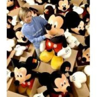Una empleada de una tienda inglesa, entre decenas de Mickey Mouse