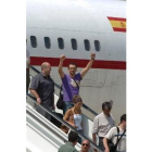 Uno de los españoles levanta sus brazos al llegar a «casa»