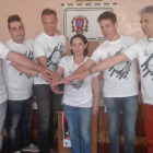 El alcalde, con la concejala y los organizadores del evento. ARAUJO
