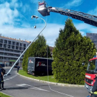 Los bomberos de León retiraron el vehículo accidentado