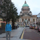 Dustan delante del City Hall de Belfast, el edificio más significativo de la localidad irlandesa donde el leonés es un pilar de los Star.