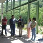 Cerezales, en el centro, ofrece explicaciones ayer a la alcaldesa durante la visita a las obras