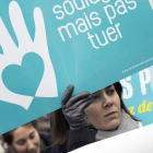 Una mujer sostiene una pancarta durante una manifestación en contra de la eutanasia en París.