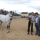 Calvo y Morán entregaron el premio de mejor caballo al propietario de Noruego Mor. ANA F. BARREDO