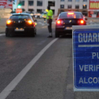 Dos guardias civiles realizan controles de alcoholemia a la salida de la capital leonesa.