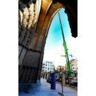 La gigantesca grúa colocada ante la Catedral que permitirá reparar los daños detectados en la Torre Sur.
