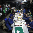 Los siete encerrados comparten la comida con Javier y Fernando, los conductores de la «maniobra» con la que se llega hasta la galería 5 sur de Caleyo.