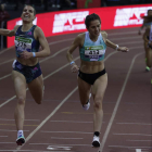 Marta García, a la derecha, en el sprint final con el que se jugó el triunfo frente a Marta Pérez. SERGIO PÉREZ
