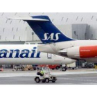 Fotografía de archivo de un avión de Spanair y otro de la compañía SAS, en el aeropuerto de Barajas.