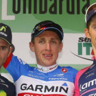 El podio de la clásica de Lombardía: el irlandes Dani Martin, el ganador, entre el murciano Alejandro Valverde (izquierda), segundo, y el portugués Rui Costa, tercero.