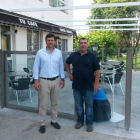 El alcalde y el concejal de Infraestructuras, delante de la terraza.