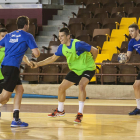 David Fernández, lateral del Ademar a la derecha. FERNANDO OTERO