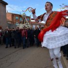 Los danzantes de la villa acompañan a la Virgen durante toda la procesión. MEDINA