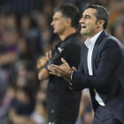 Valverde da instrucciones a sus jugadores en el Barça-Eibar.