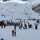 San Isidro y Leitariegos recibieron el fin de semana a miles de esquiadores, principalmente de León. DL