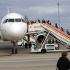 Imagen de archivo de un grupo de pasajeros en la pista del aeropuerto leonés. MARCIANO