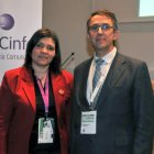 El presidente de CInfa, Enrique Ordieres, entrega el premio a Marisa Alonso Núñez.