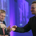 Bono, el cantante de U2, saluda a la cancillera alemana, Angela Merkel, este viernes en la clausura del congreso del PPE.