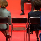Cospedal y Santamaría siguen la entrega de medallas de la Comunidad de Madrid. Les separa una silla, la del presidente interino, Ángel Garrido, que estuvo en el estrado la mayor parte del acto.