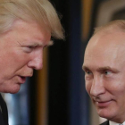 Trump (izquierda) y Putin hablan durante la cumbre de líderes de la APEC, en Danang (Vietnam), el 11 de noviembre.
