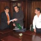 Carlos López Riesco recibió ayer a los sindicalistas del CSI-CSIF Francisco Lama y Pedro Reboredo