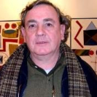 El artista gallego Ignacio Salorio posa junto a una de sus obras