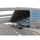 Imagen panorámica de la entrada principal a la nueva terminal del aeropuerto de León.