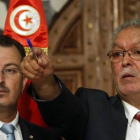 Jendubi (derecha) gesticula durante su rueda de prensa, este jueves, en Túnez.
