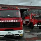 Un camión Dodge y otro Pegaso son dos de los vehículos más viejos del parque de bomberos