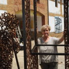 Ángela Merayo, ayer, con una de las más de setenta obras que acoge su fundación.