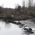 Imagen del inicio de la Presa Cerrajera en el cauce del río Órbigo, ahora con déficit de agua.