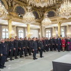Macron habla a los bomberos en el Elíseo.