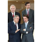 Aznar, derecha, conversa con el primer ministro francés Raffarin