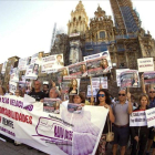 Familiares y víctimas del accidente del Alvia reclaman justicia en el tercer aniversario del siniestro, en la plaza del Obradoiro, en Santiago, en julio del pasado año.