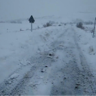 La carretera por la que hay que ir a votar, nevada y sin limpiar esta mañana en Valverde de Curueño. VÍDEO DE MIGUEL A. GONÄZLEZ CASTAÑÓN / FACEBOOK