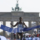 Kenenisa Bekele cruza la meta del Maratón de Berlín.