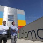 Antonio y Miguel Fernández Medarde ante la sede de la empresa leonesa Biomar