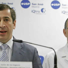 El director de Hospital USP San José, Javier de Joz, y el doctor Colón leen el parte médico.