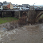 El río Burbia invadió el paseo fluvial a media tarde.