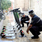 Policías locales están recordando estos días la normativa de León. DL