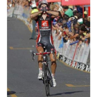 El ciclista español David López (Caisse D-™Epargne) se proclama vencedor de la novena etapa.